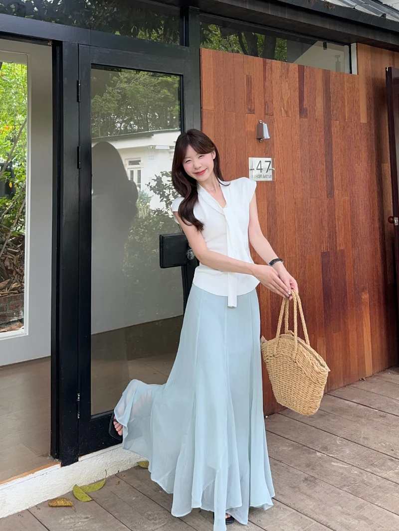 

Элегантный комплект из футболки с V-образным вырезом и юбки: женский летний модный наряд с рукавами-крыльями феи, юбка А-силуэта с высокой талией, средней длины