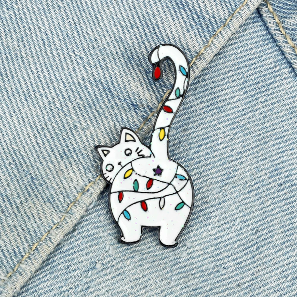 Funny White Cat Lapel Pin Cartoon Animal Kitten Wrapped with Lamp Brooch Cute Shiny Enamel Badge Bag Cloth Jewelry Gift For Kids