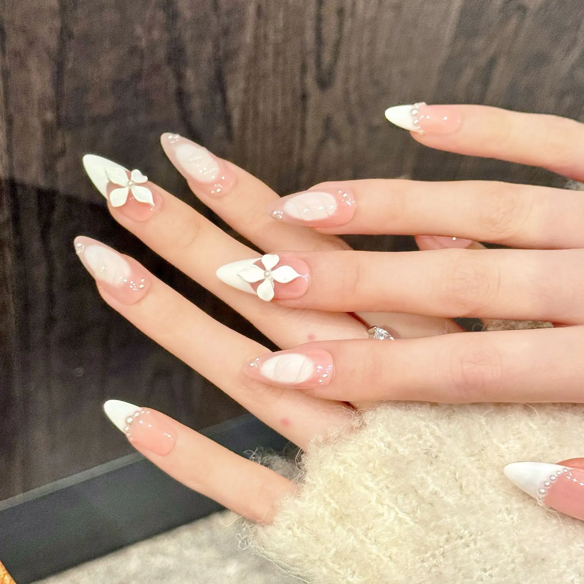 

10Pcs White French 3D Flower Handmade Fake Nails Mid-length Almond Press on Nails Pearl Reusable Full Cover False Nails Tips Art