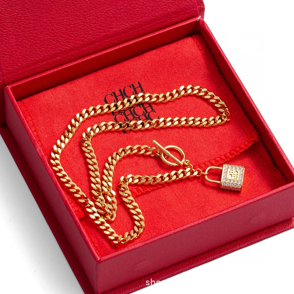 قلادة CHHC 2026 Nanjing بقفل للنساء، قلادة ماسية، مجوهرات مدلاة بأحرف مطلية بالذهب، هدية أنيقة لها #4