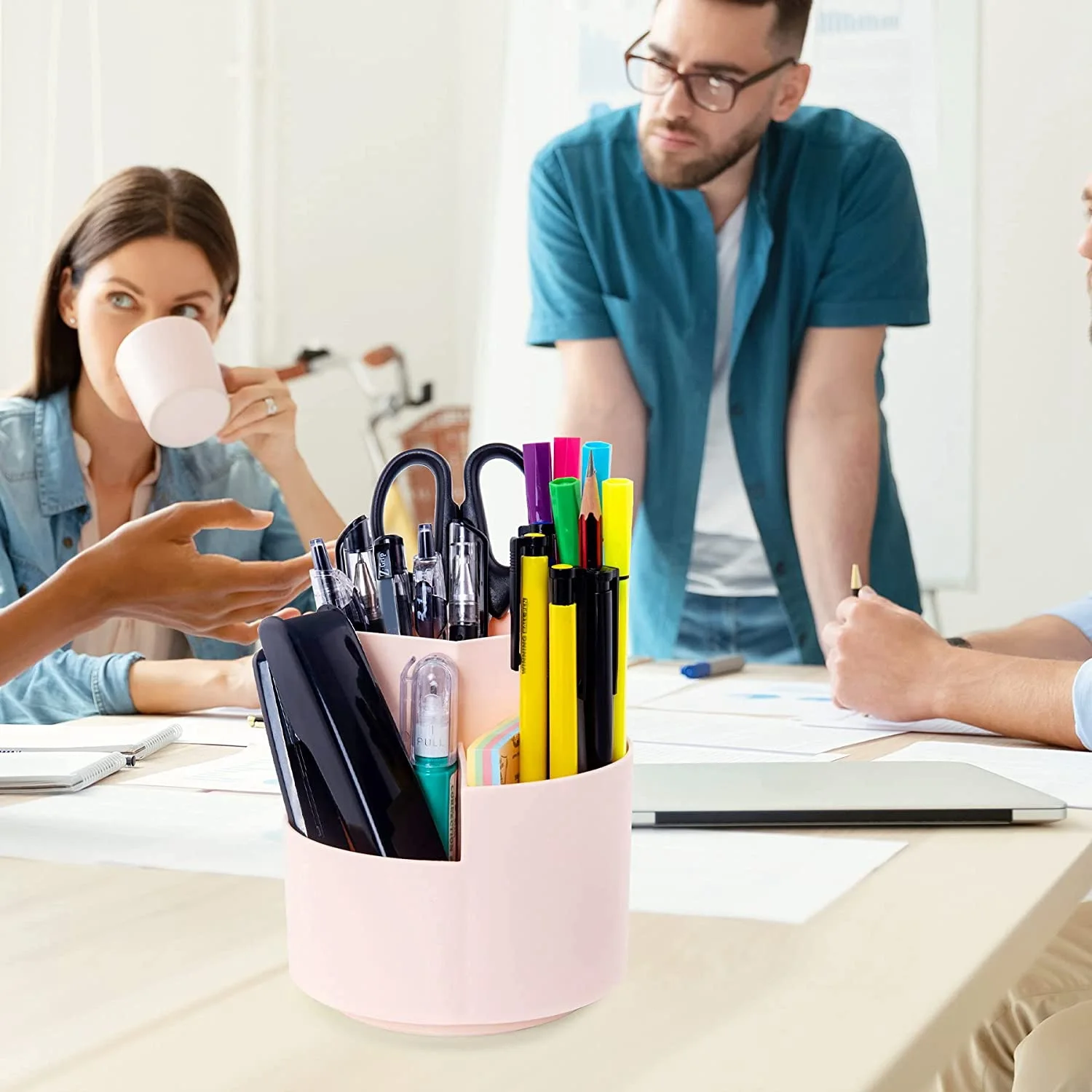 ที่ใส่ปากกาแบบหมุนได้อเนกประสงค์3ช่องสำหรับใส่ปากกาเครื่องเขียนถ้วยดินสอแบบหมุนได้อุปกรณ์จัดระเบียบปากกาสำหรับสำนักงานบ้านสีชมพู