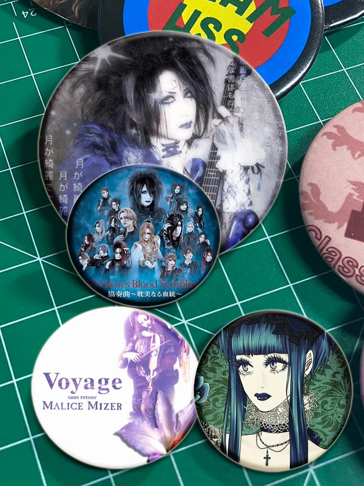 Mana Sama dengan Gothic Rock estetika bros Malice Mizer Visual Kei Rock Band lencana lembut tombol Pin untuk ransel pakaian dekorasi