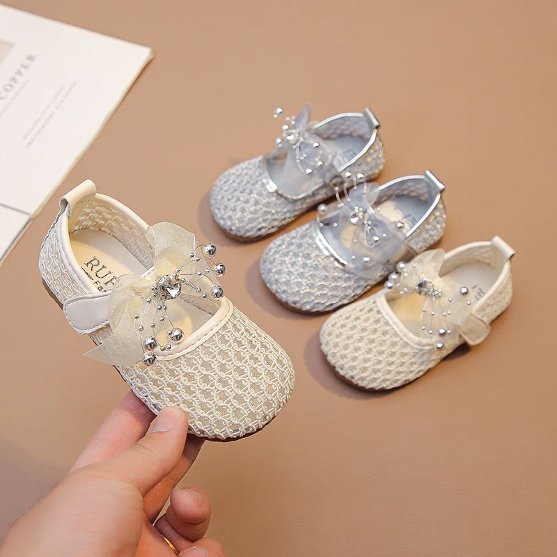 

Новые летние детские туфли 2026 года: милые туфли-принцессы с бантом и кружевом, дышащие сетчатые туфли, модные повседневные туфли без каблука для детей