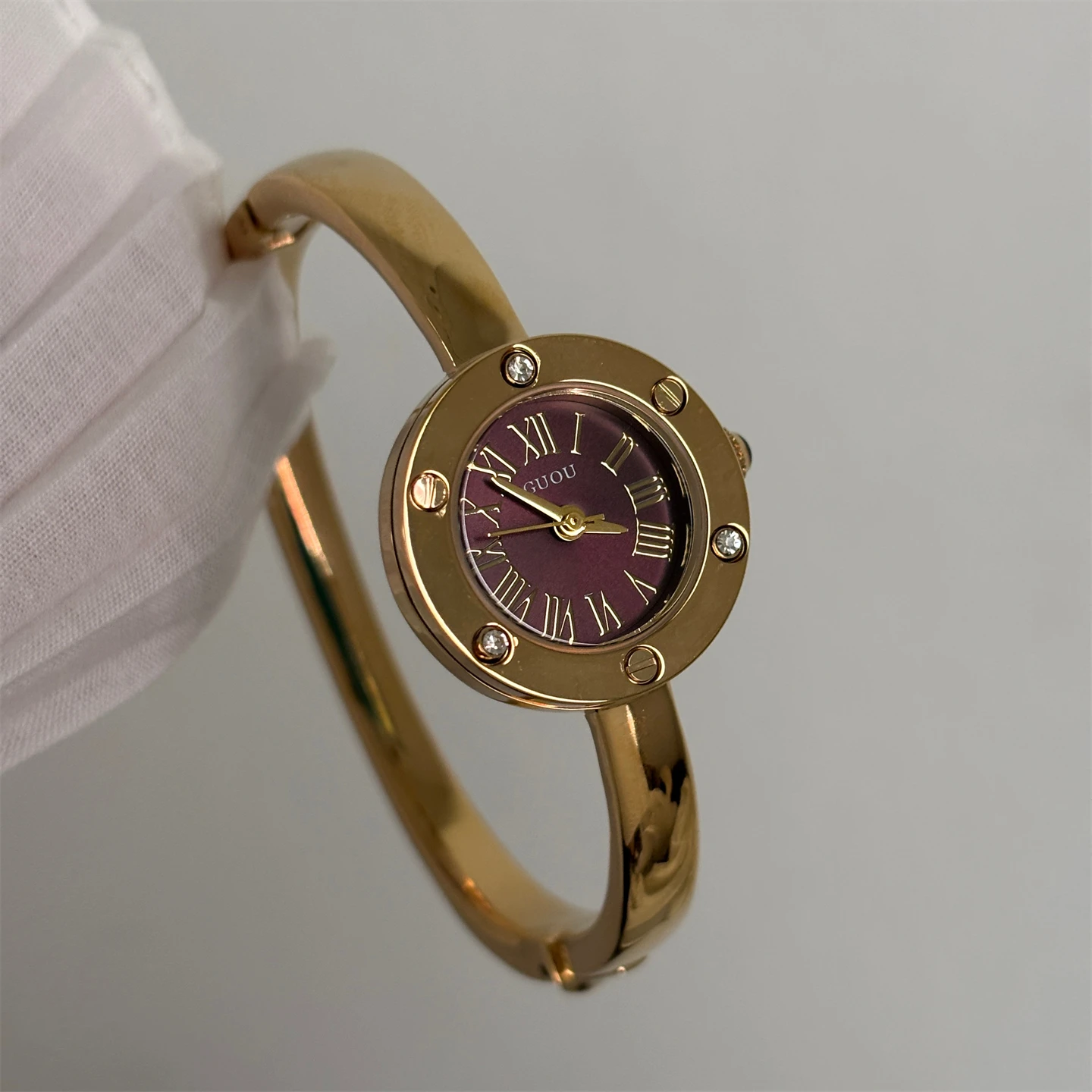 Round exquisite watch for women, fashionable design, elegant bracelet-style quartz watch for women, gift for women, female gifts