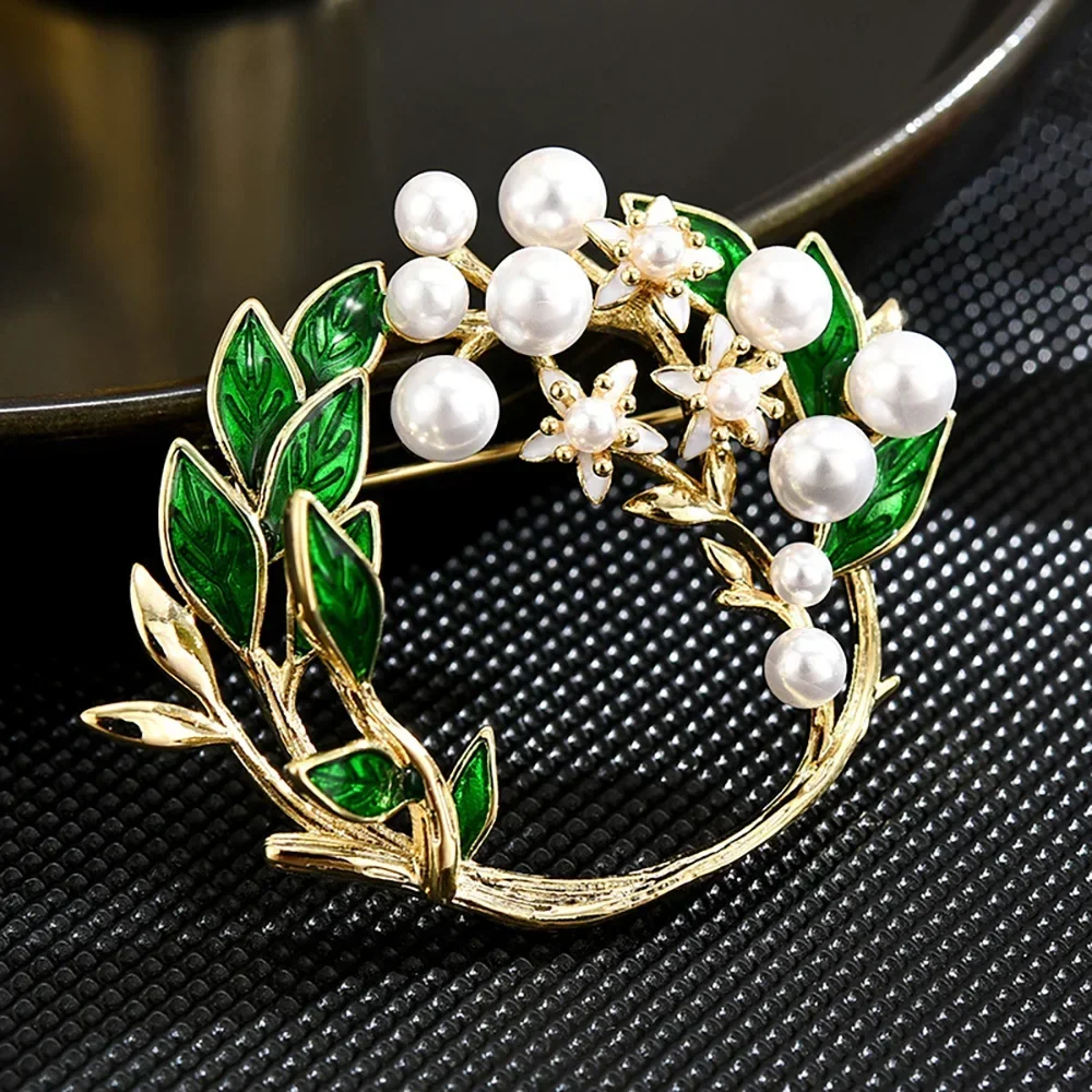 

Pearl Rhinestone Wreath Brooch Round Flower Brooches for Women Baroque Trendy Elegant Circle Leaf Pins Party Wedding Gift