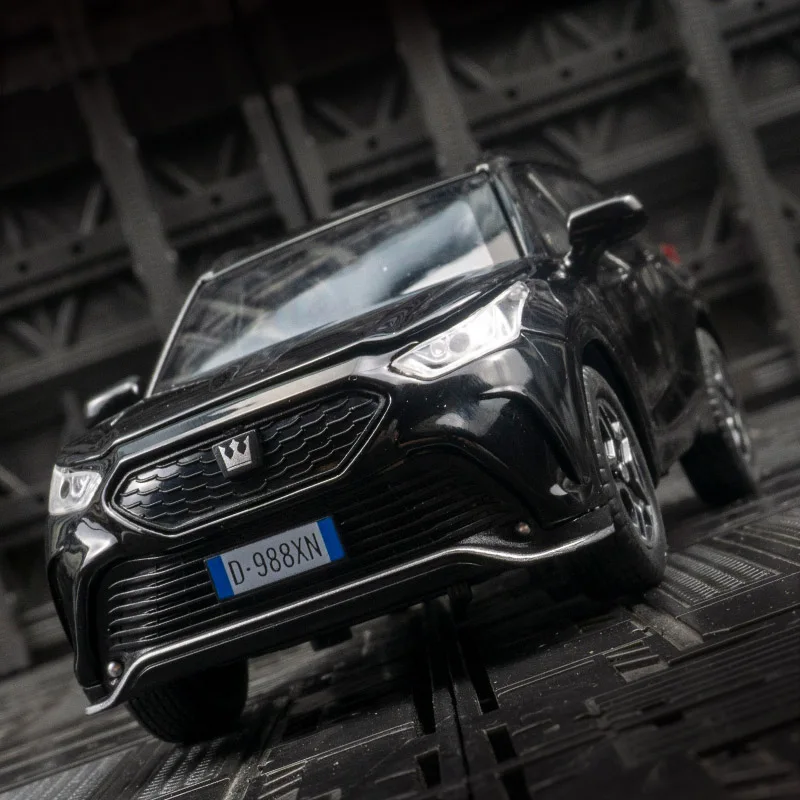 1:32 Toyota Crown Land Cruiser Alloy Car Model Ornament Collection, Doors and Engine Cover, Trunk Can Open, Children's Power Toy