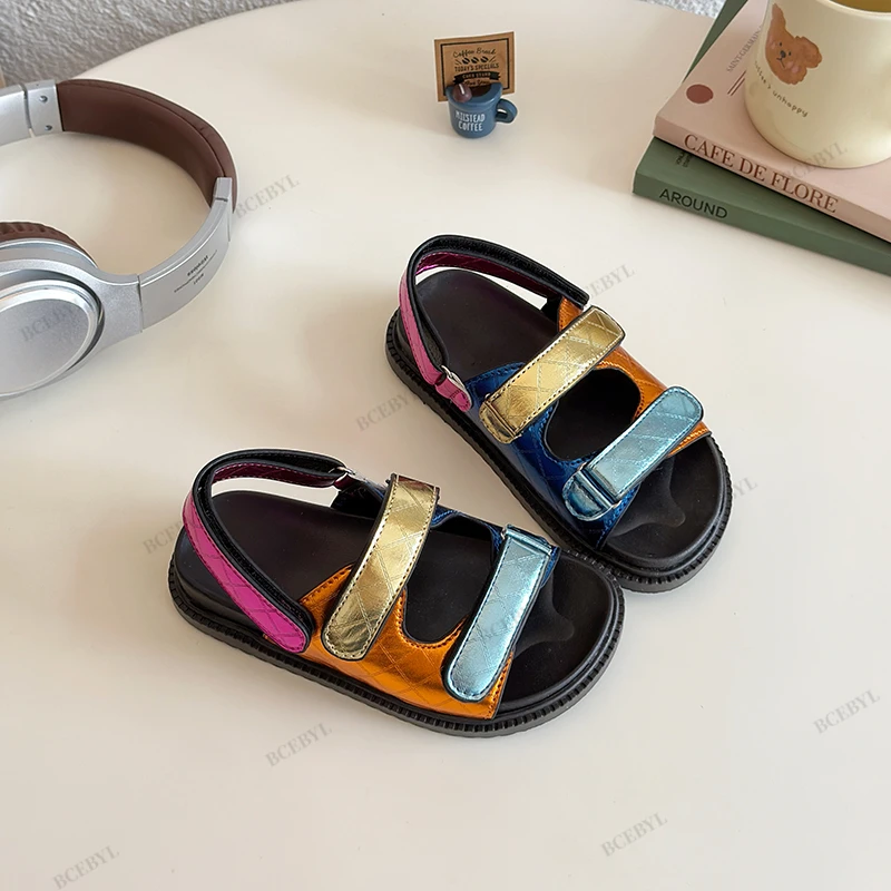 Elegante, leichte Kinderschuhe für den Alltag, Sommersandalen im Trend, einfarbig, mit Farbblockierung, weich und luftig.
