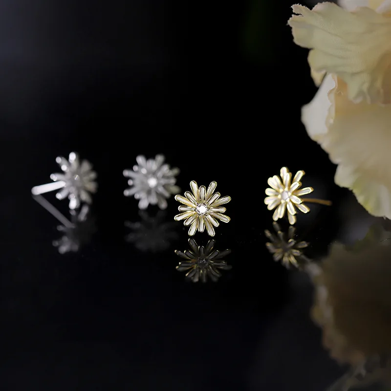 New Temperament 925 Sterling Silver Color Small Daisy Gold Stud Earrings for Women Girl Korean Flower Jewelry Accessories Summer