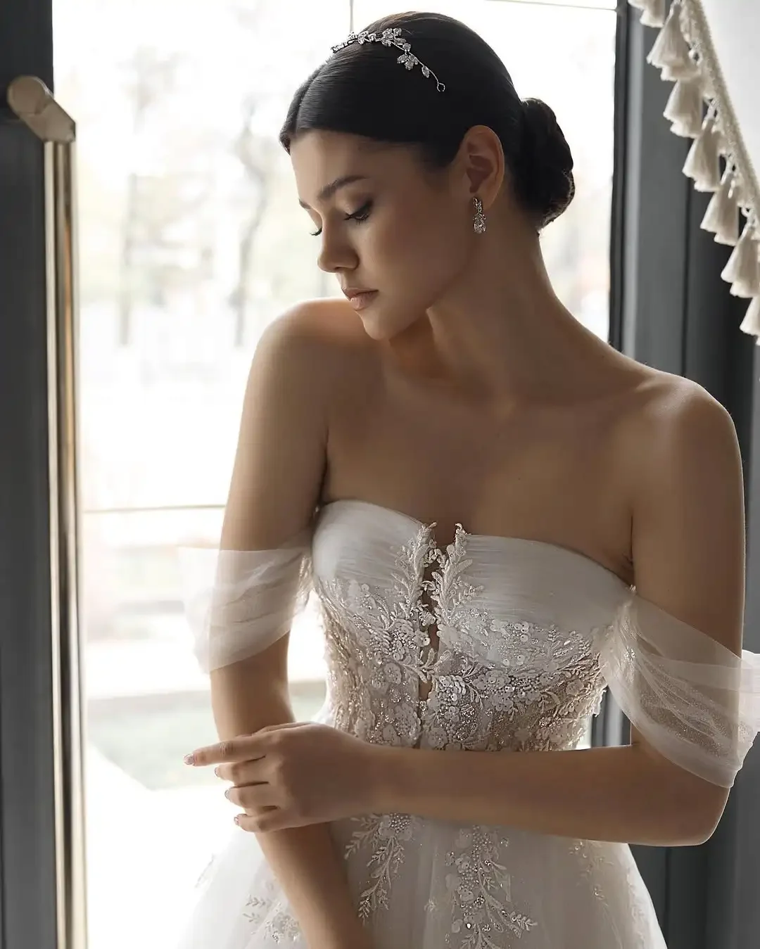 ฟลาวินเค้ก คัสตอมมีด์ปิดไหล่หรูหราผู้หญิงชุดแต่งงานแขนกุดเจ้าหญิงชุดเจ้าสาวเดรส เดอ โนเวีย