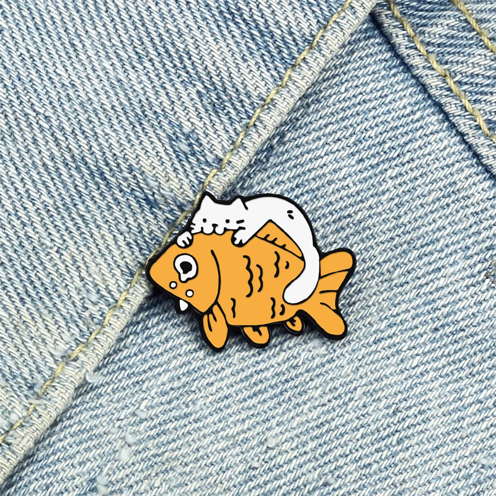 Cartoon Cat Eat Fish Enamel Pin Cute Animal Kitten Brooches for Pets Lover Kids Custom Backpack Lapel Badge Fashion Jewelry Gift