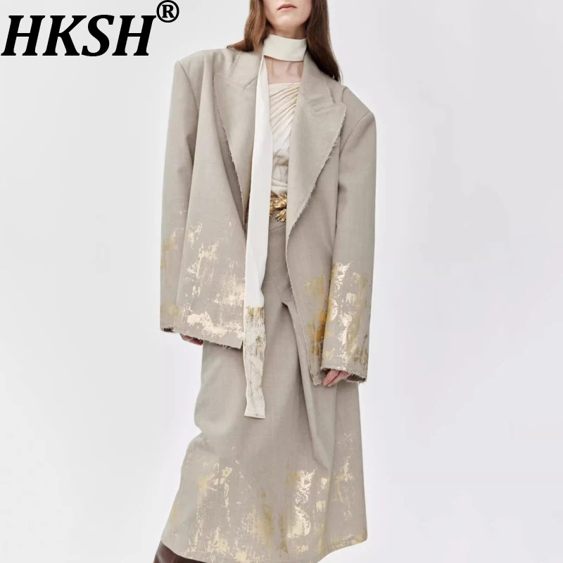 

Женский элегантный костюм-двойка HKSH: пиджак с вырезом и золотым тиснением, асимметричная юбка А-силуэта. Новинка Весна 2026 HK19489