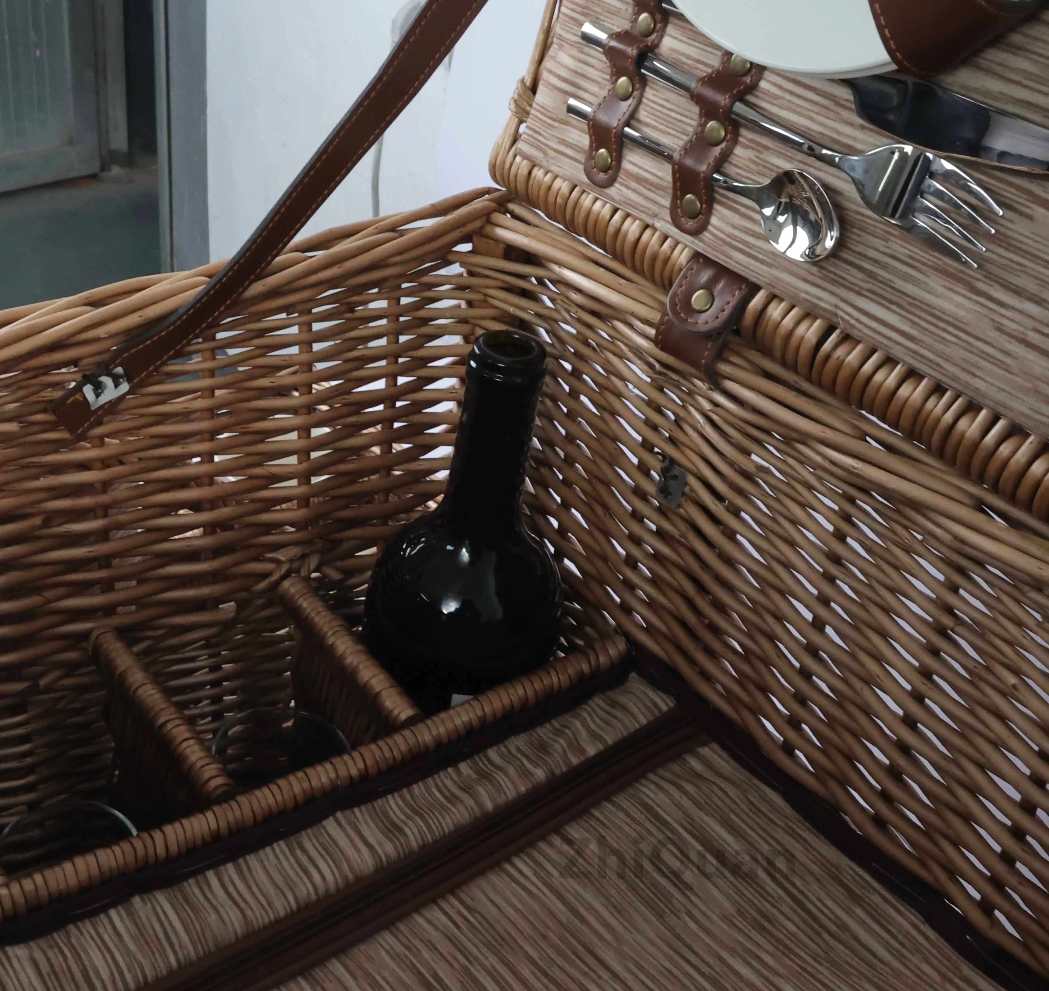 Exquisite and high-end  large size willow picnic basket with cutlery and cooler bag double-deck with picnic blanket