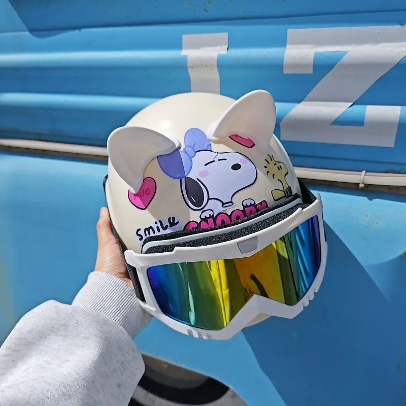 Bonito snoopy óculos meio capacete menina coração criativo verão carro elétrico proteção solar capacete kawaii homem e mulher mesmo presente