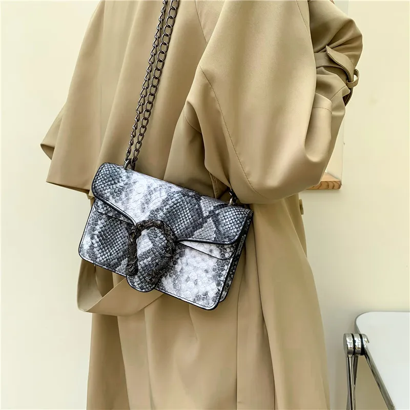 حقيبة كروس صغيرة مطرزة عتيقة جديدة لعام 2025 للنساء مكتب حرفي فاخر للنزهة الانتقالية الخالدة