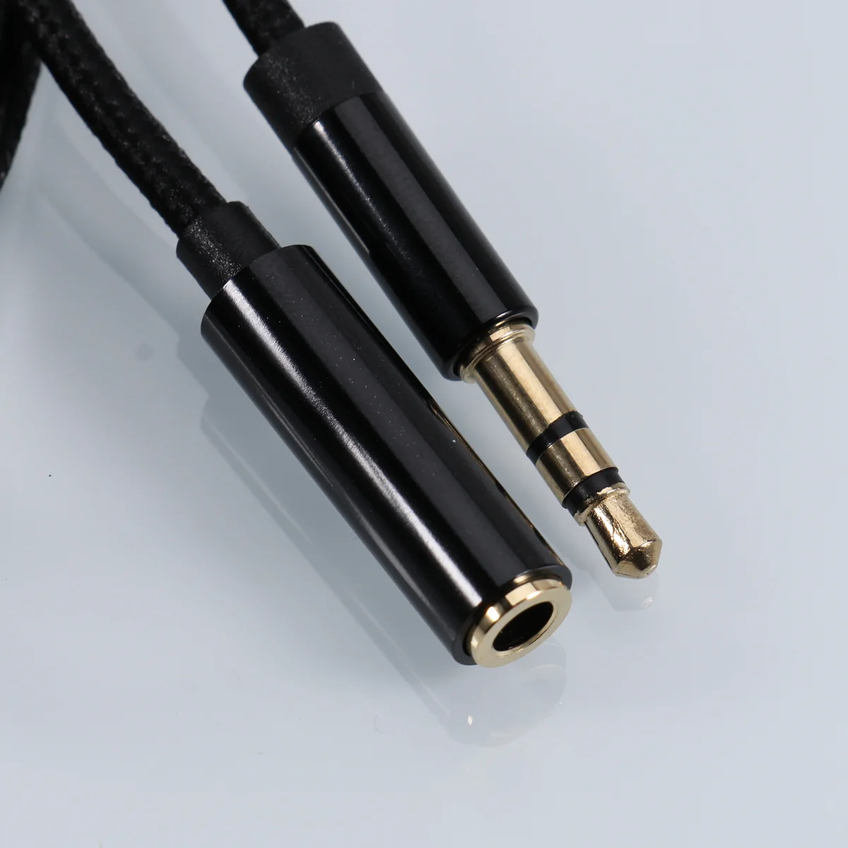 

3.5mm 1.8 Meters Long Male-to-Female Aux Extension Cable High Performance Aluminum Alloy Shell Wide Device Compatibility
