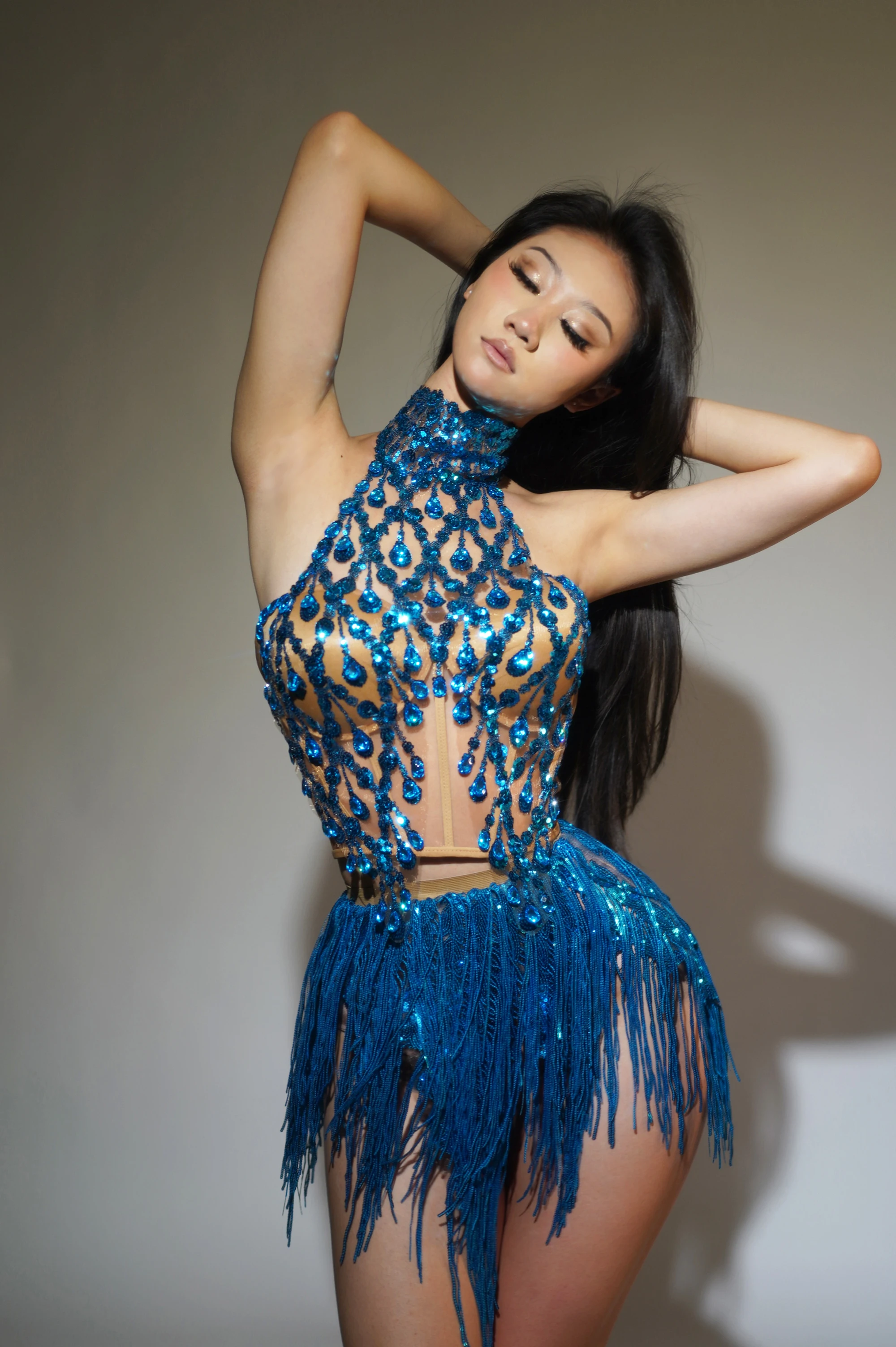 Великолепное платье из двух частей со стразами и кисточками для женщин. Костюм для выступления на сцене для клубов. Команда латинских танцев.