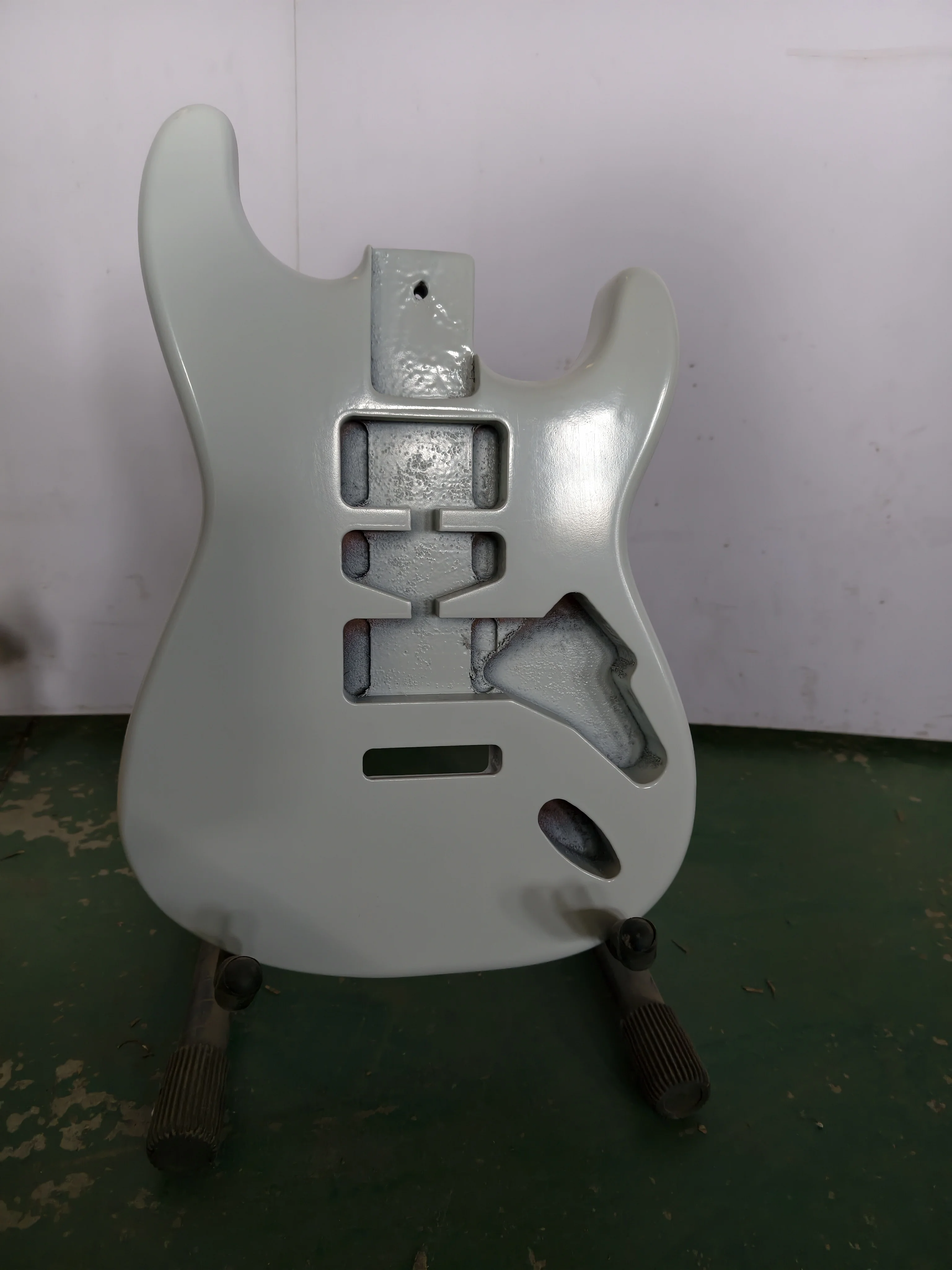 

Дефект инвентаря: готовый продукт корпуса электрогитары, ширина 5,5 см, белое поп-дерево, полуфабрикат гитарной трубки ST. Вес