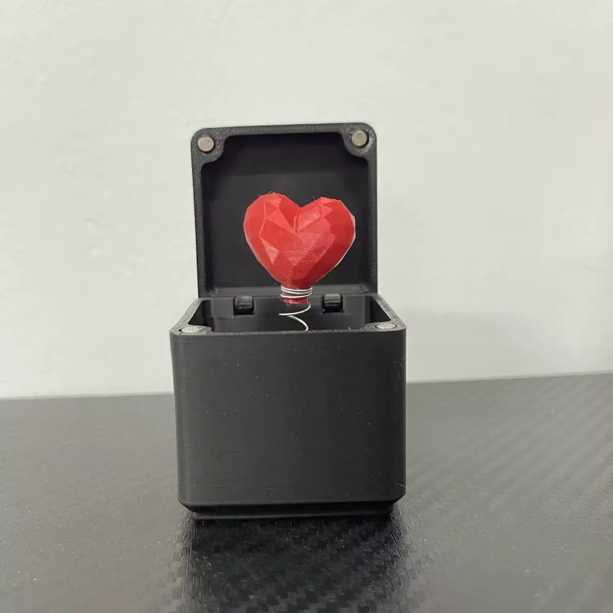 3D-geprinte meerlaagse verrassingscadeaudoos, Halloween-cadeaudoos met mini-middelvinger, grapcadeaudoos met 6 lagen voor feestjes