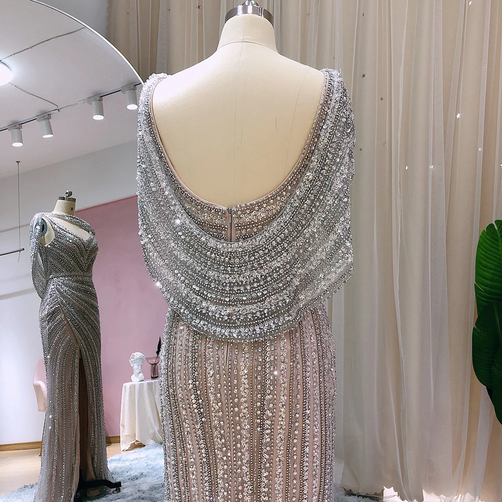 Sharon Said Luxuriöses Silbernes Meerjungfrauenkleid für Hochzeitsfeier mit Cape, Perlenbesetztes Schlitz-Abendkleid SS035 Maßanfertigung – Detail 15