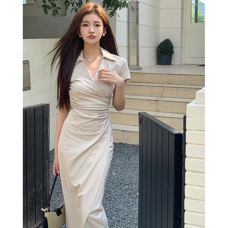 Minimalistische stijl V-hals Effen kleur Asymmetrische geplooide T-shirtjurk met korte mouwen voor dames Zomer Slim-fit split-kokerrok