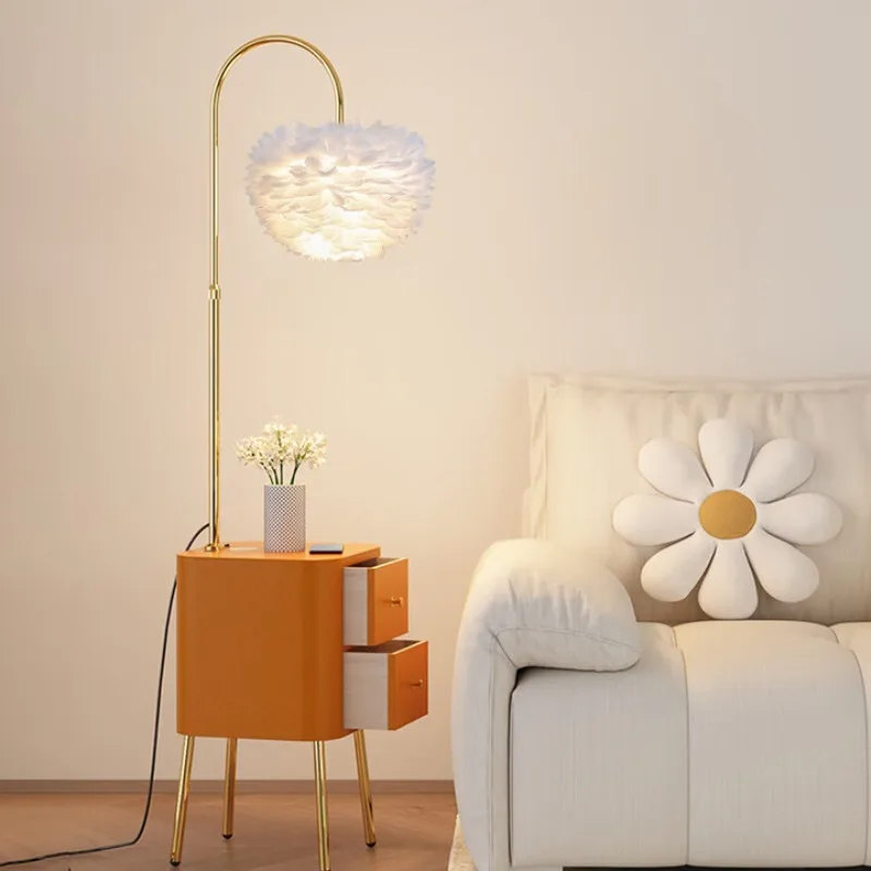 Cremefarbene Wind-Stehlampe mit integriertem Regal, Wohnzimmersofa neben dekorativen Kunstatmosphäre