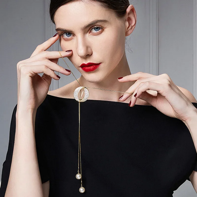 فستان نسائي طويل من السلسلة المحبوكة عبارة عن إكسسوار متعدد الوظائف، يتميز بقلادة صغيرة وقلادة