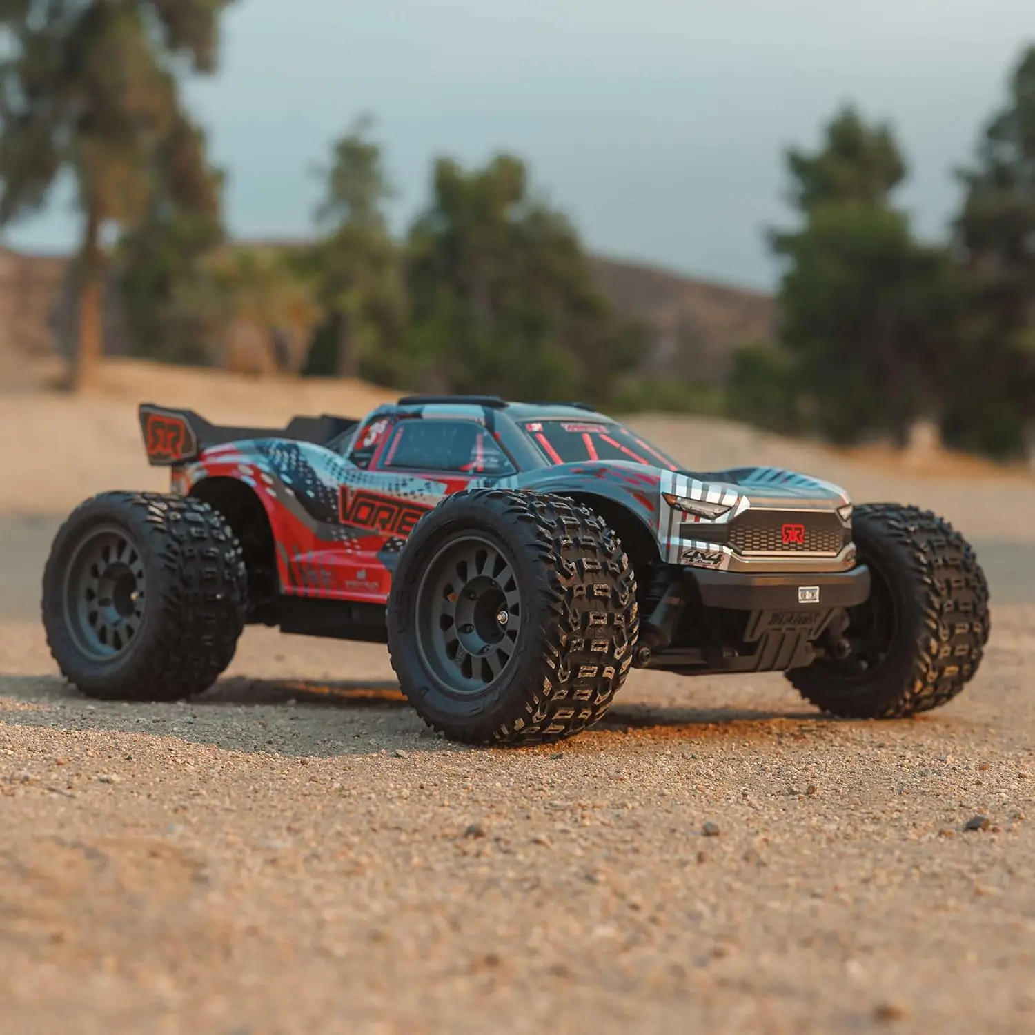 

Радиоуправляемый грузовик 1/10 VORTEKS 4X4 223S BLX БЕСЩЕТОЧНЫЙ стадионный грузовик RTR (аккумулятор и зарядное устройство не я
