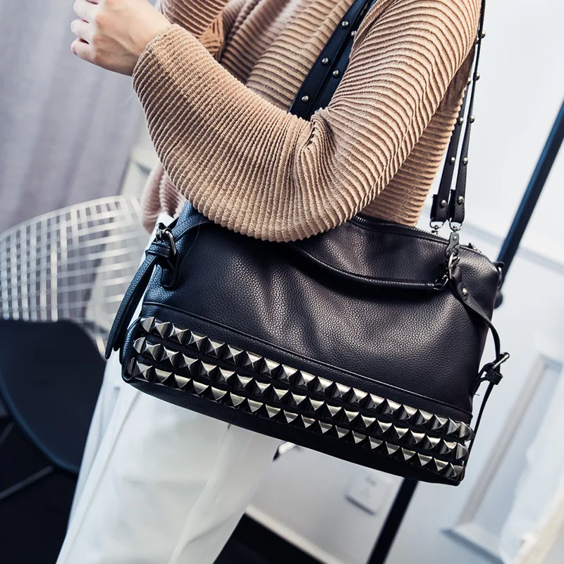 Large Capaci Genuine Leather Women's Bag Faionable Rivet oulder Crossbody Handbag Punk Sle Cowhide Purse Handbag