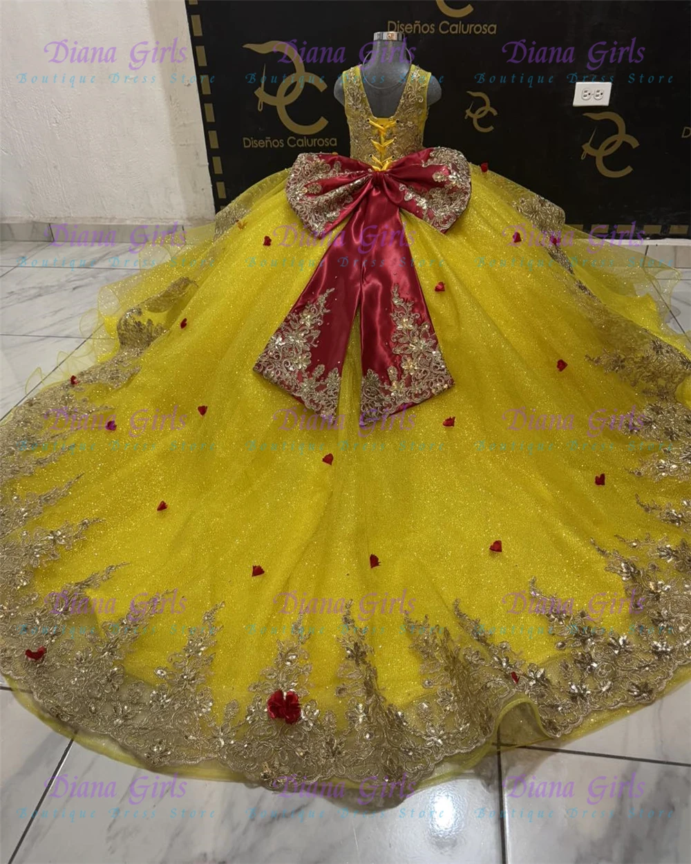 

Quality Luxury Flower Girl Dress Tulle FluffyWith Gold Applique For Wedding Little Princess Kids Birthday Party Evening Gowns