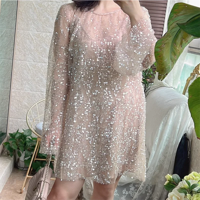 Fairy โปร่งใส Sequins Nude หลวมชุดสั้นฤดูร้อนใหม่ผู้หญิง SHEER ประกาย O คอยาว Flare Sleeve ชุดมินิลําลอง