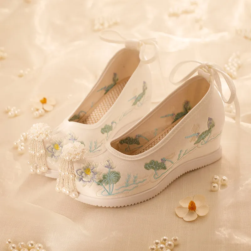 

2026 Women's Chinese Lotus Embroidery Hanfu Shoes Design 6CM Inner Height White Traditional Dance Footwear Q-923