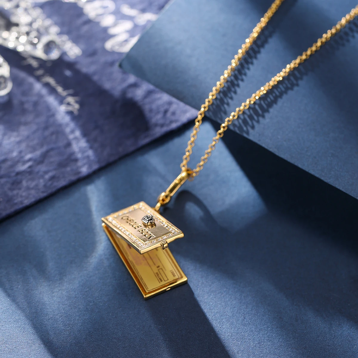 

1Pc Enameled Letter Smiley Face Checkbook Pendant,Stylish Crown Square Openable Necklace Pendant,Bag Charm Keychain,Christmas