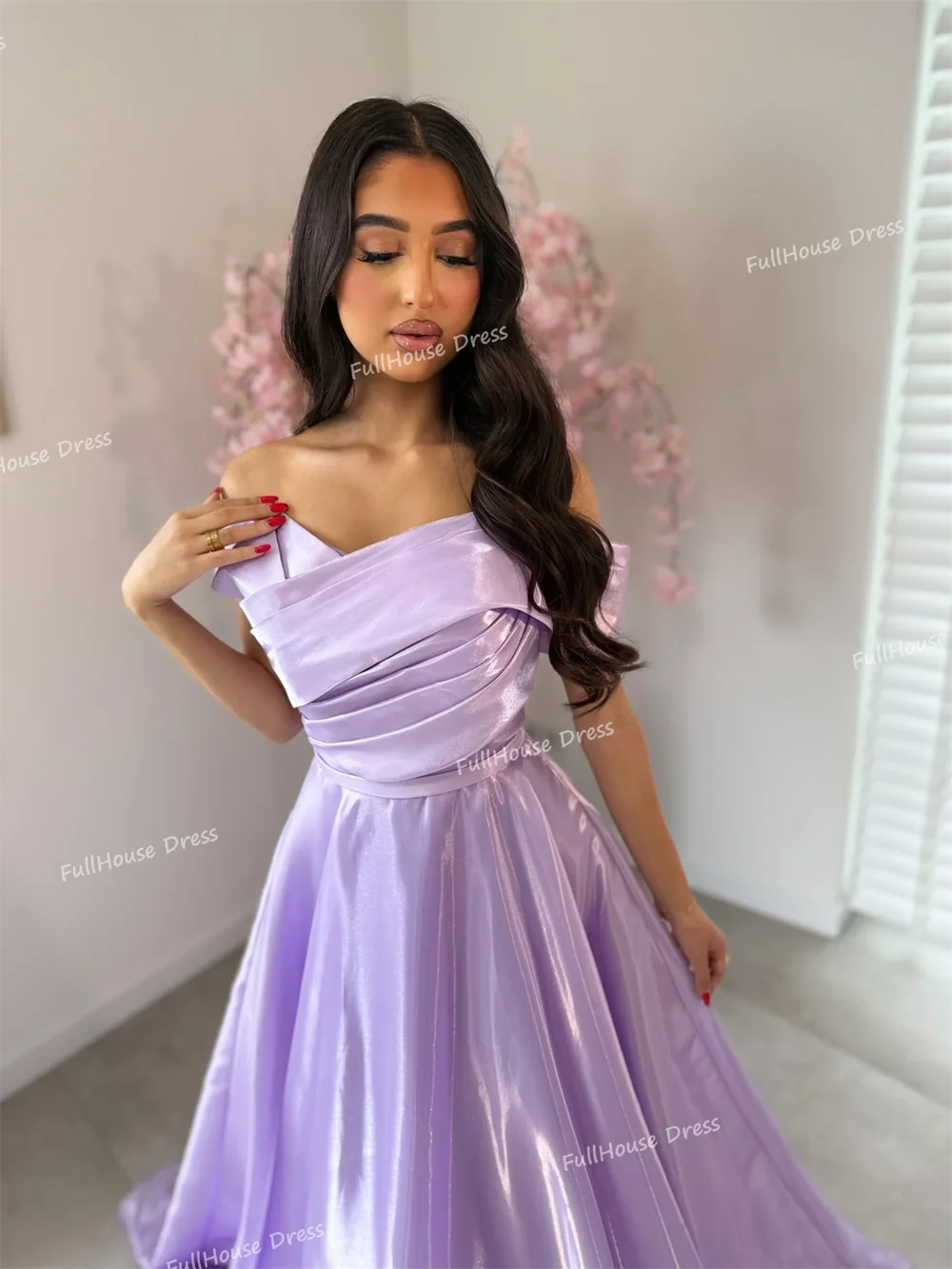 العرف مذهل قبالة الكتف مطوي ألف خط ثوب مسائي عارية الذراعين ثنيات حزب اللباس مع قطار شارون سعيد