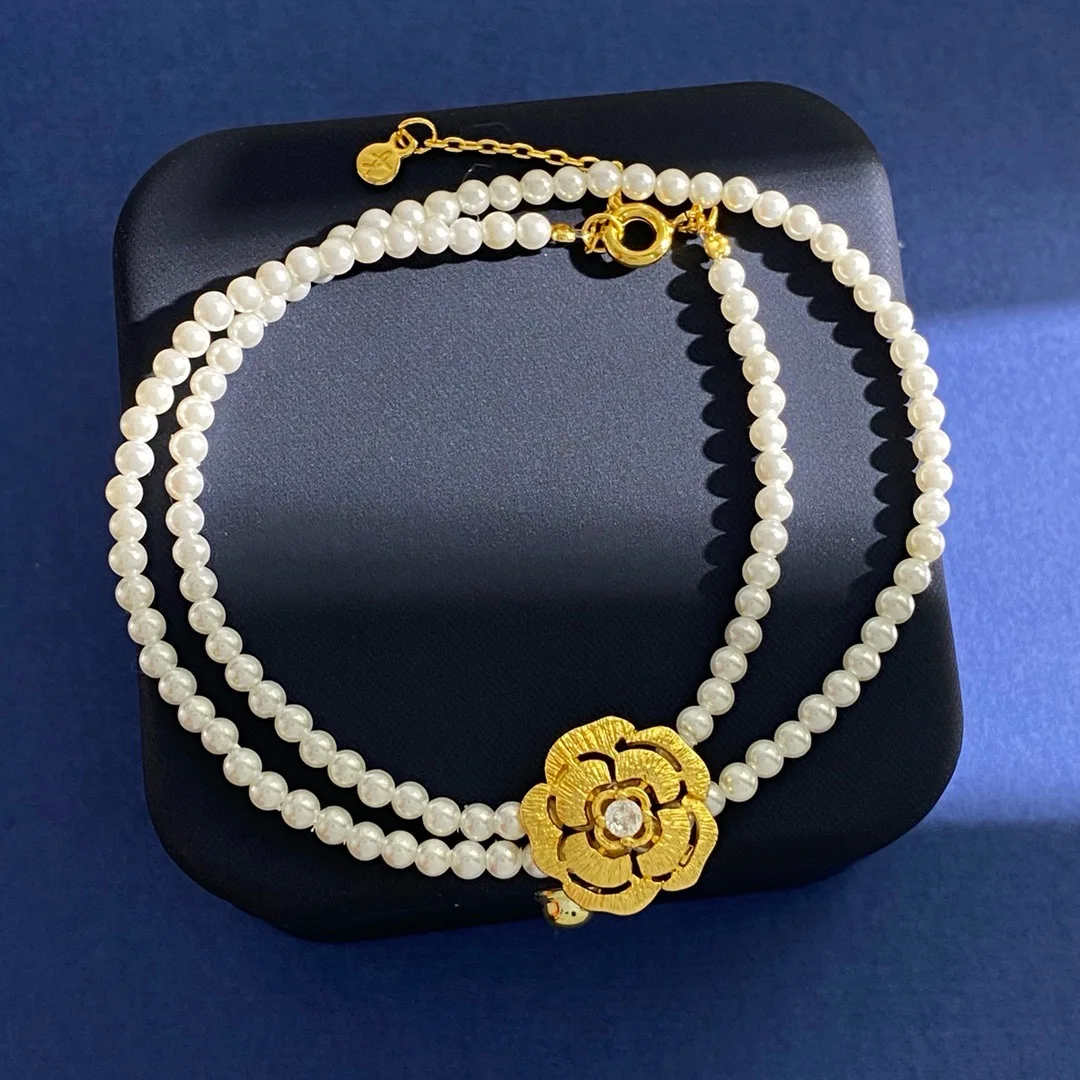 

New metal brushed surface with diamond inlaid flowers, detachable with two different wearing styles, pearl necklace and bracelet