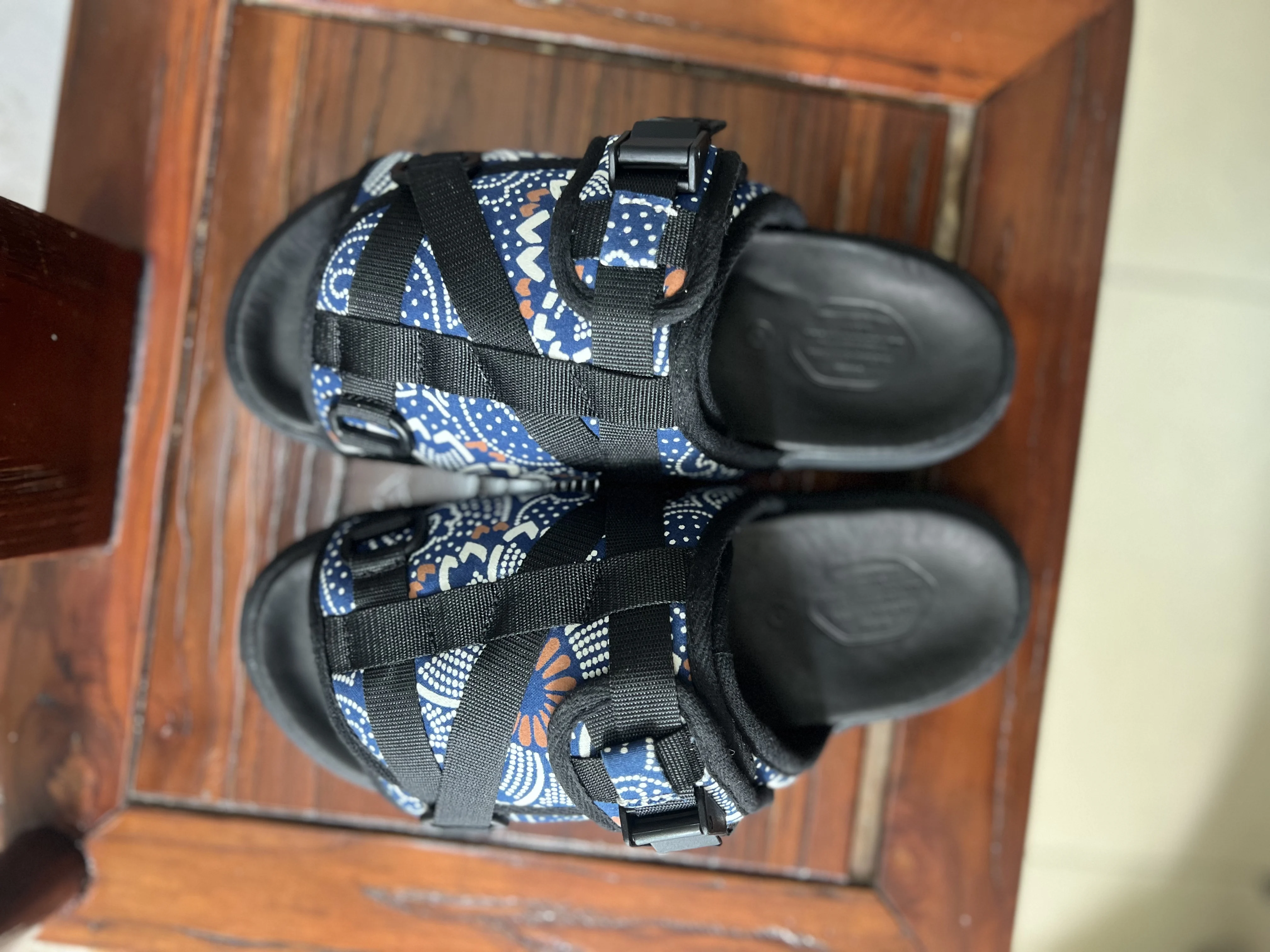 شباشب رجالية رياضية من الجلد مصبوغة باللون الأزرق من فيزفيم كريستو