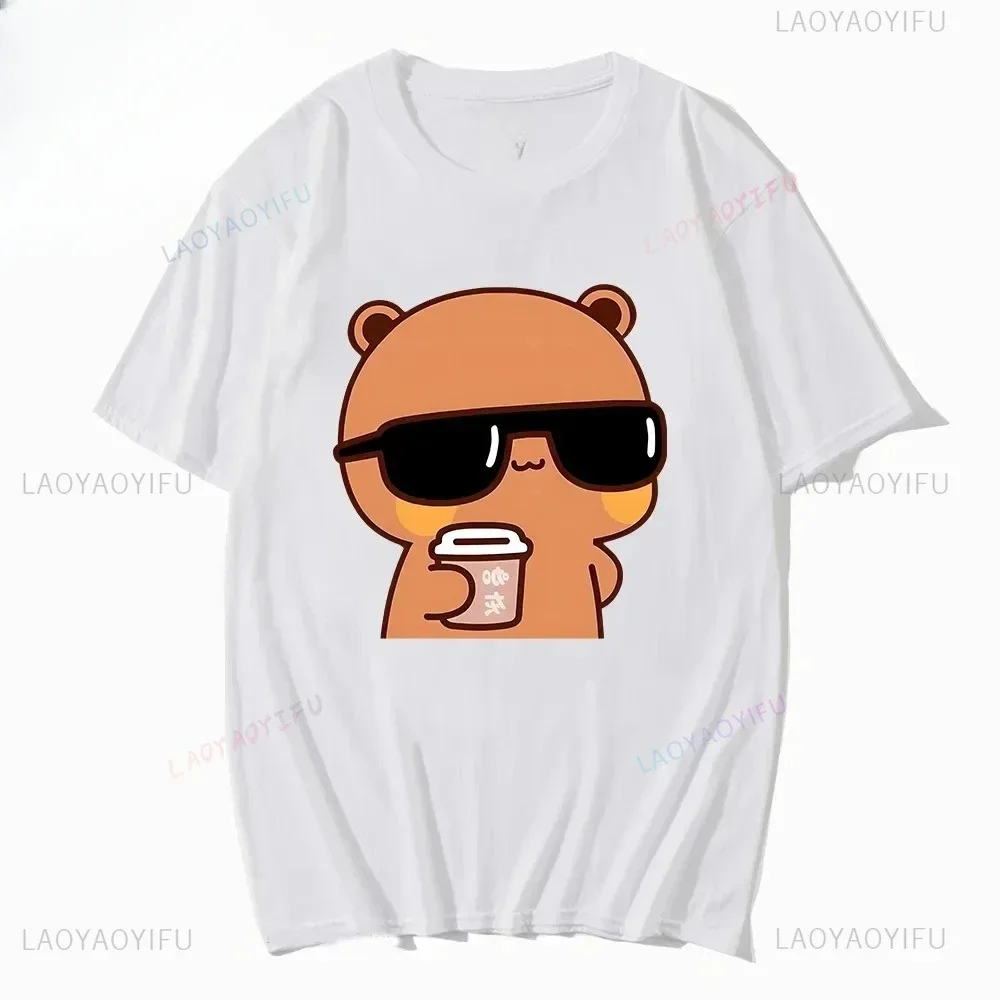 Coppia Tee Bubu sta guardando film e tè al latte con t-shirt Dudu Cartoon Cute Graphic Tees for Ladies Kawaii Cotton Unisex Tops