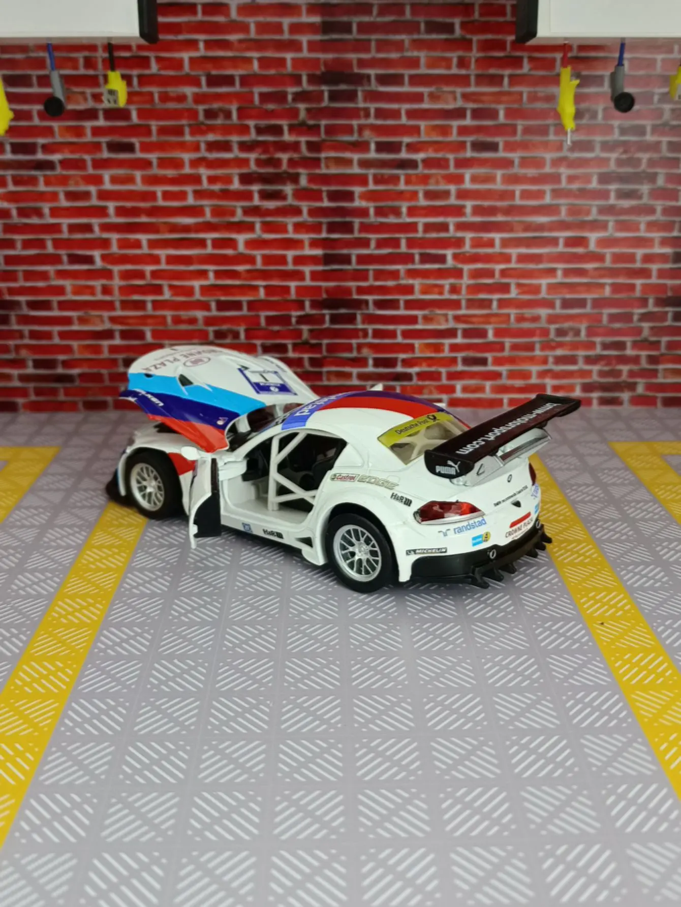 BMW-Z4 gT3 modelo de carro esportivo brinquedo para crianças, 1:32, liga, puxar para trás, simulação, brinquedo, coleção, veículo off-road, presente