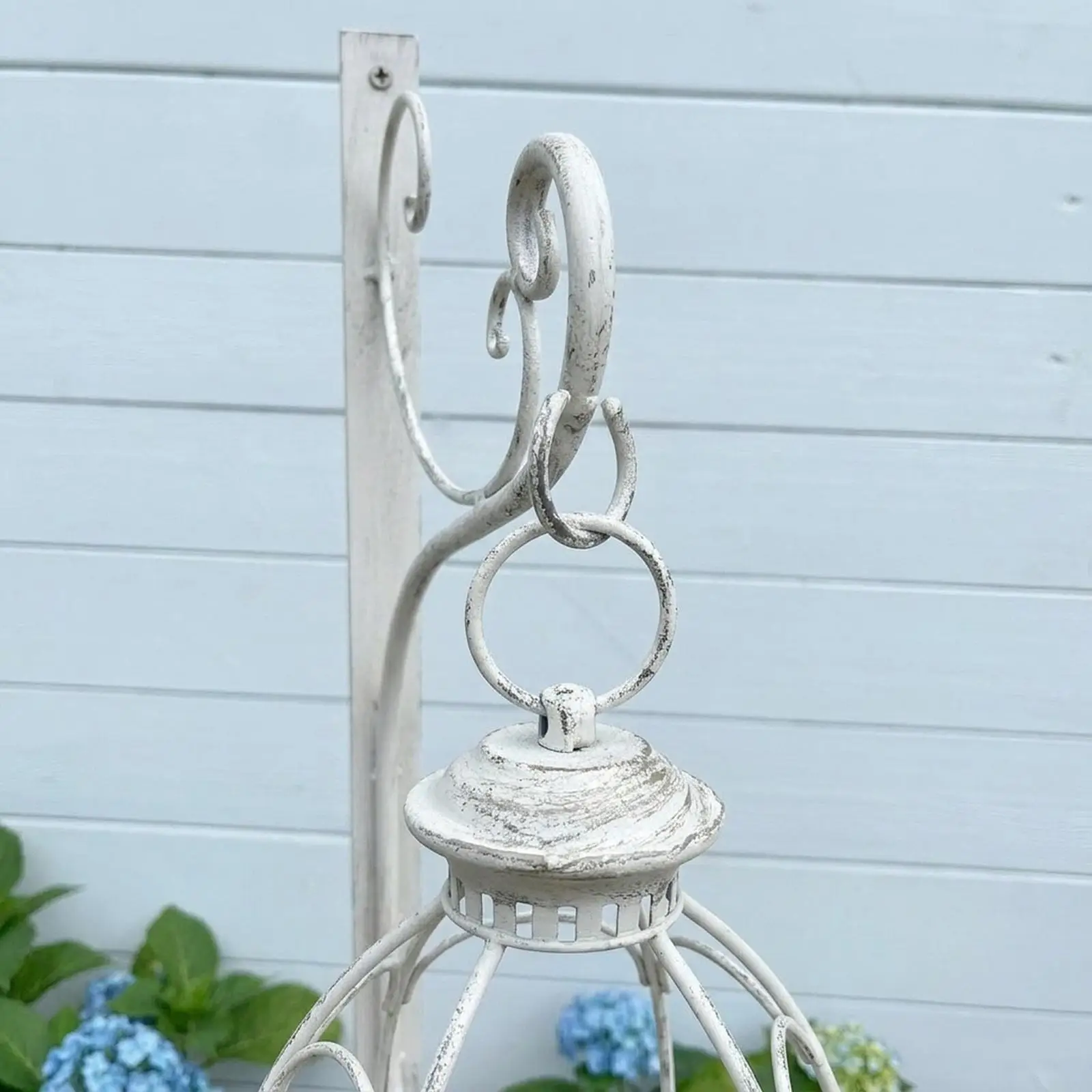 Elegant Wall Mounted Iron Flowerpot Classic Vintage Plant Container for Decorative Outdoor Garden Balcony Housewarming Gift