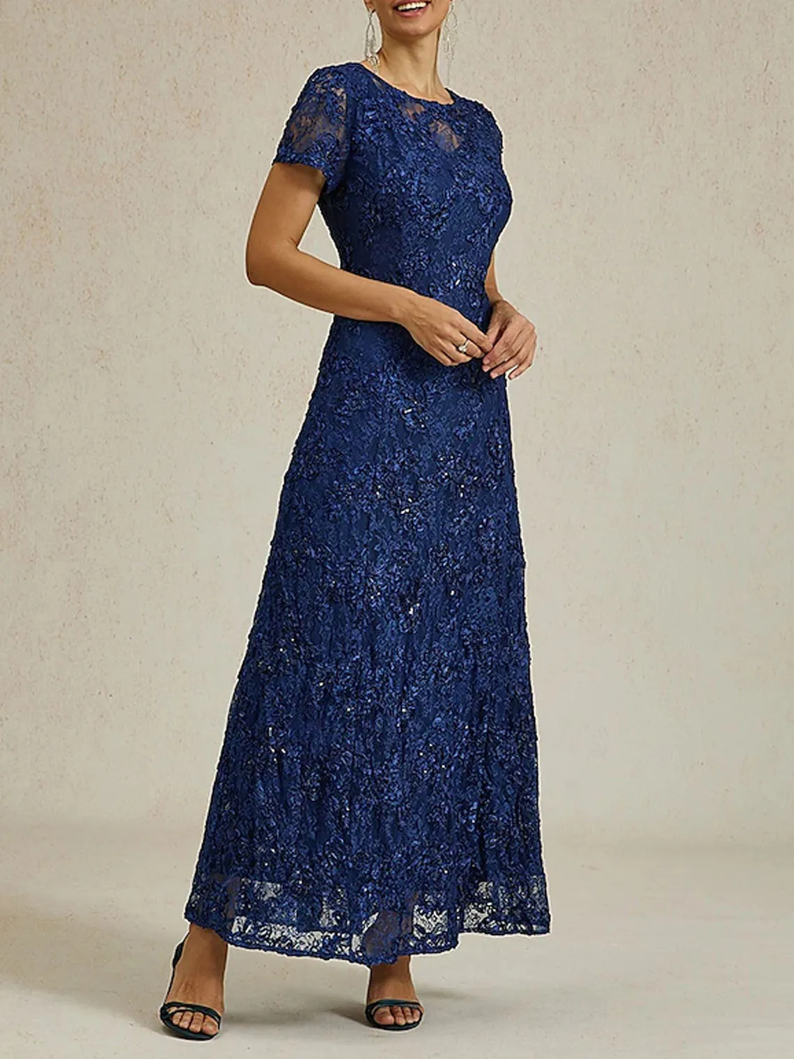 ชุดราตรีหรูหราสง่างาม ผ้าลูกไม้ คอวี แขนสั้น ประดับเลื่อม แอพพลิเค่ ทรงเข้ารูป ยาวกรอมพื้น ชุดออกงานพรอม 2025 รับสั่งตัดฟรี