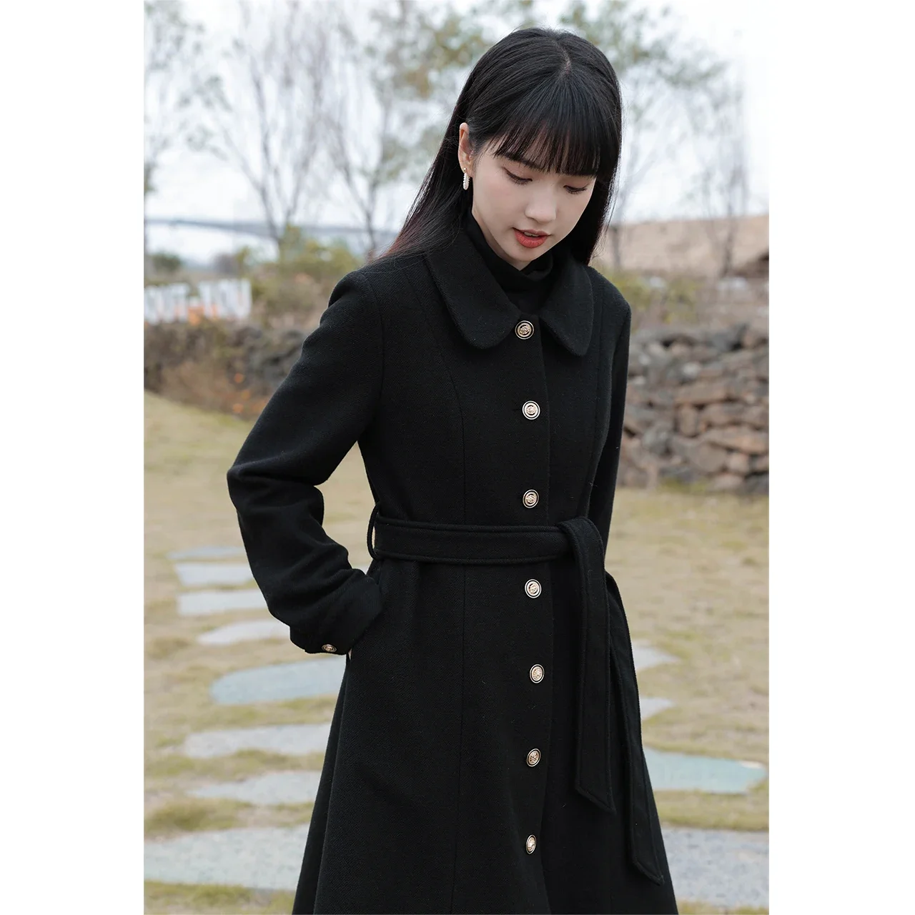 ALXNAN Hepburn Style Black Woolen Coat for Women O-neck Long Sleeve Single Breasted Slim Commuter Long Coat 2024 Winter LXN22779