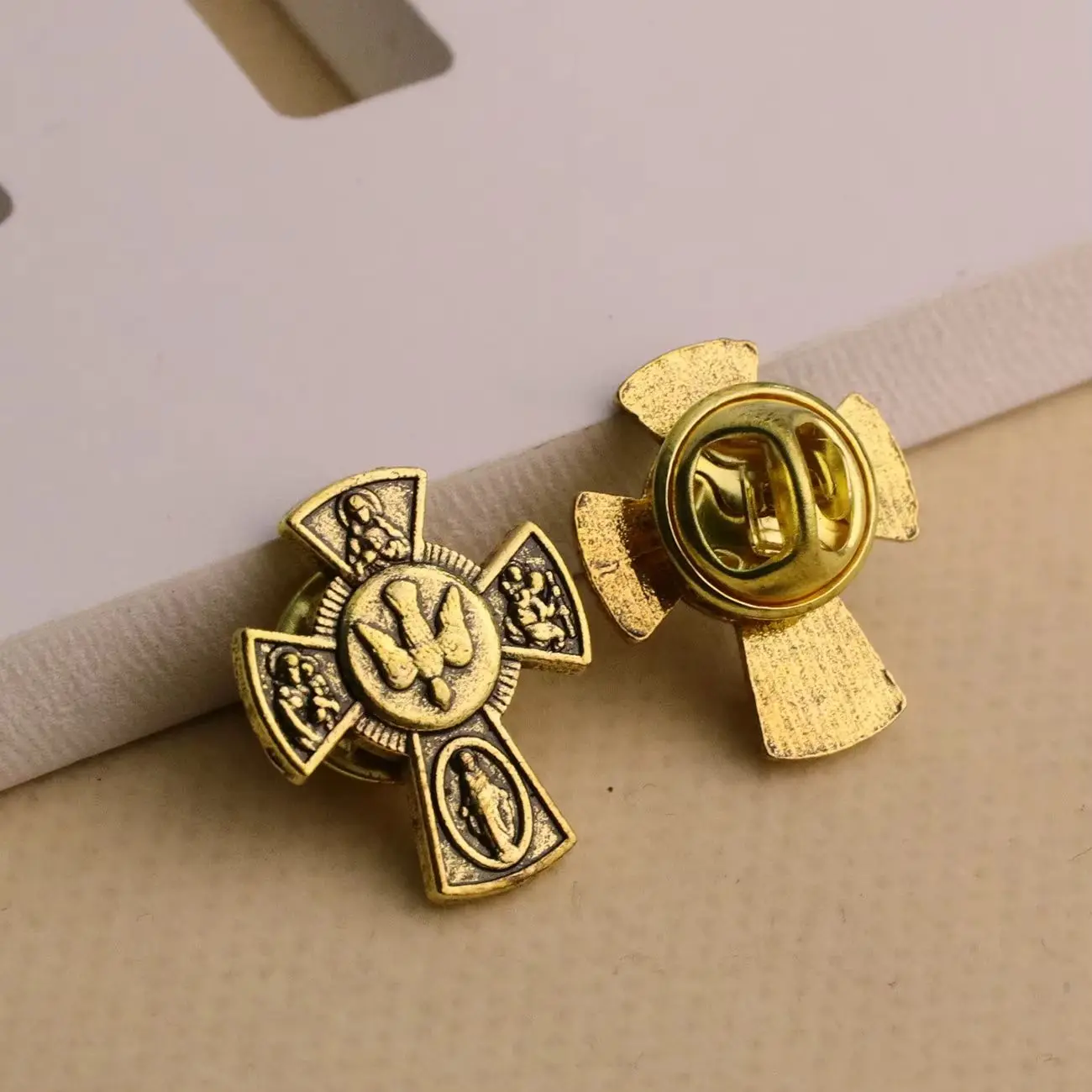 10 Uds. Medalla de paloma del espíritu Santo cruces Pin de solapa broches de medalla cruzada de cuatro vías para bautismo accesorios de joyería devocionales