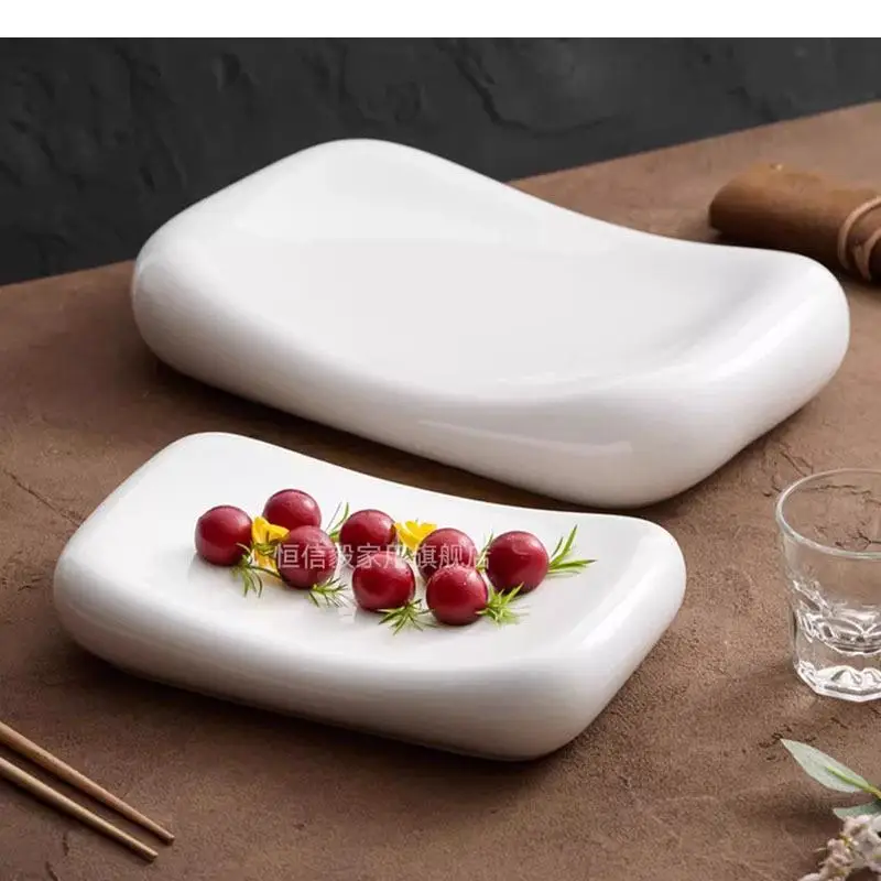 

Керамическая тарелка в форме подушки для ресторана: изолированная посуда для десертов, суши и деликатесов из лосося