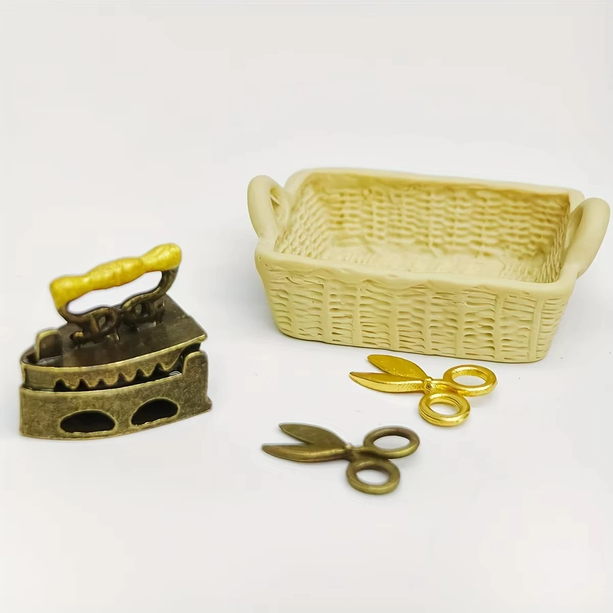 1:12 Puppenhaus Miniatur-Nähzubehör-Set, geflochtener Korb aus Kunstharz, Vintage-Metall-Mini-Eisenschere, Miniaturmöbelmodell – Detail 3