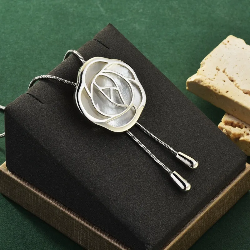 Новая осенне-зимняя цепочка для свитера с розой, модное и индивидуальное, длинное ожерелье с кисточкой и цветком на шнурке.