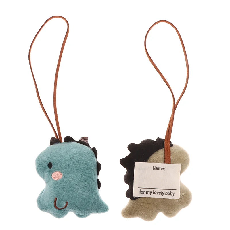 Pegatina con nombre de dinosaurio, colgante antipérdida, etiqueta con nombre, llavero, decoración de bolsa, muñeco de peluche de Animal de dibujos animados