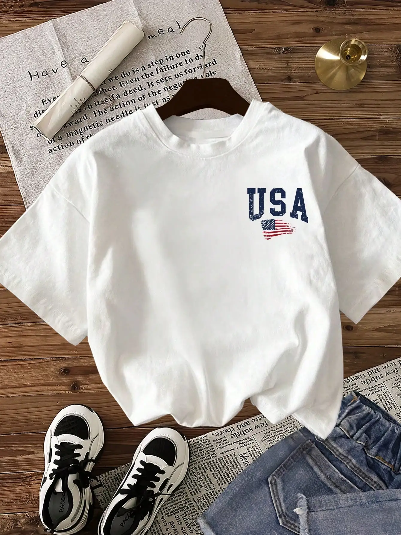 大胆な USA プリントとアメリカ国旗モチーフを備えたプラスサイズのトレンディな T シャツ