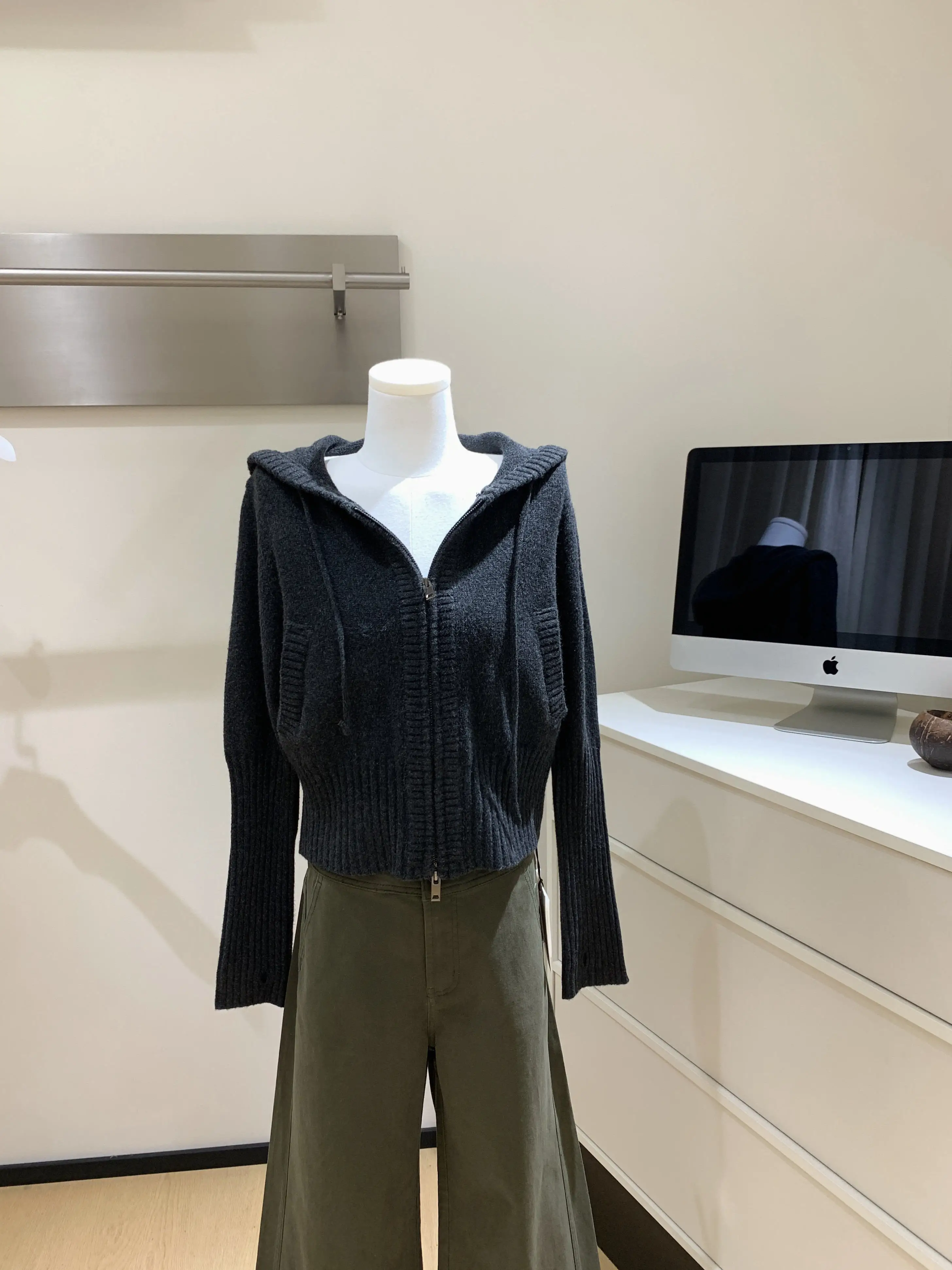 

Women's Autumn Winter Long Seeve Hooded Short Cardigan Lady Casual Solid Color Two Way Zipper Cardigan Outwear Top