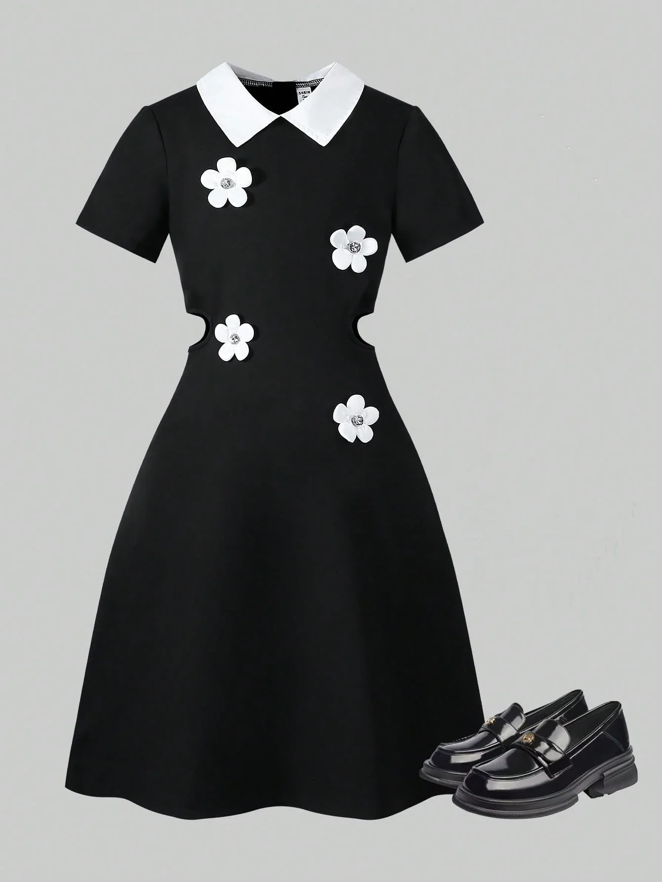 

Черное платье А-силуэта с белым воротником и вырезами, летнее