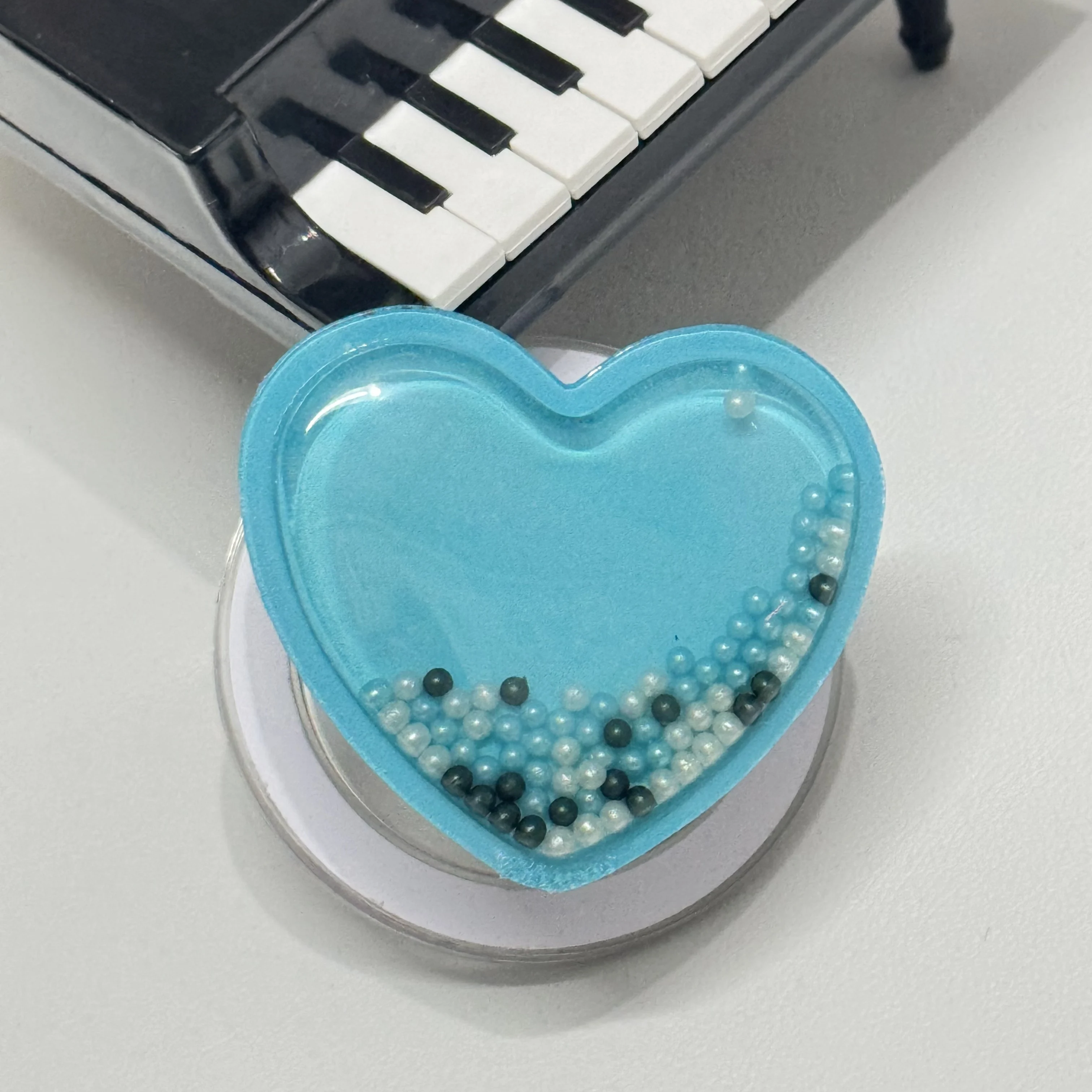 Nowy magnetyczny uchwyt na telefon Ins w kształcie serca, z efektem ruchu piasku, popularny na całym świecie, jest kochany przez każdego.