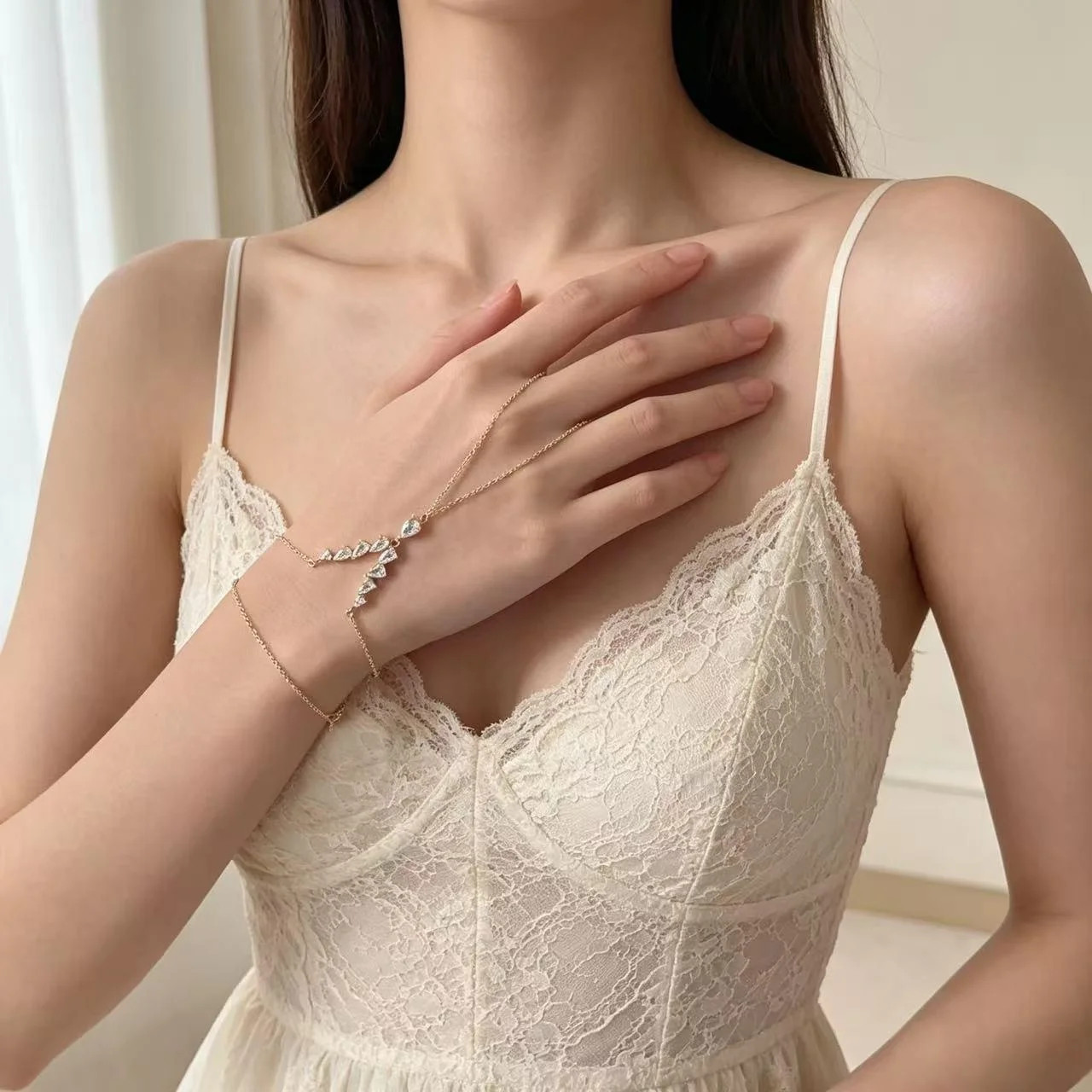 New diamond studded V-shaped finger bracelet with a niche design, party bracelet, and accessories for women
